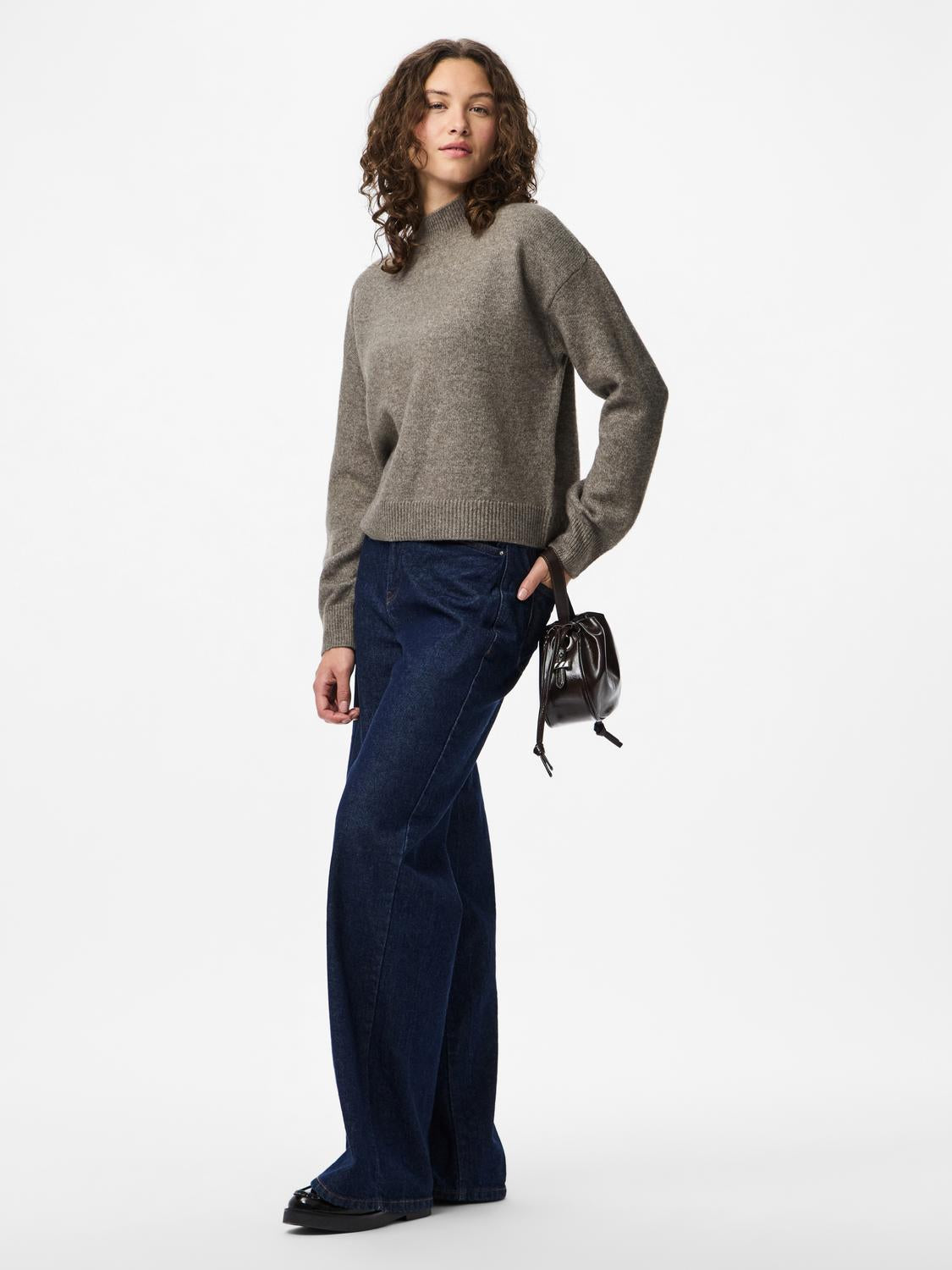 model_shot-front_full